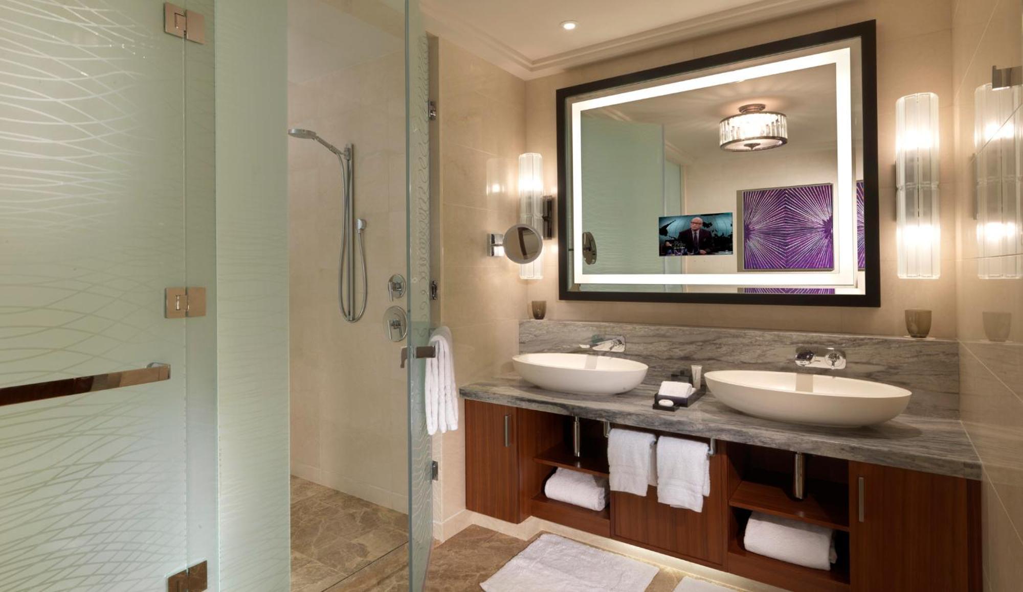 Four Seasons Hotel Abu Dhabi At Al Maryah Island Экстерьер фото A bathroom in a hotel